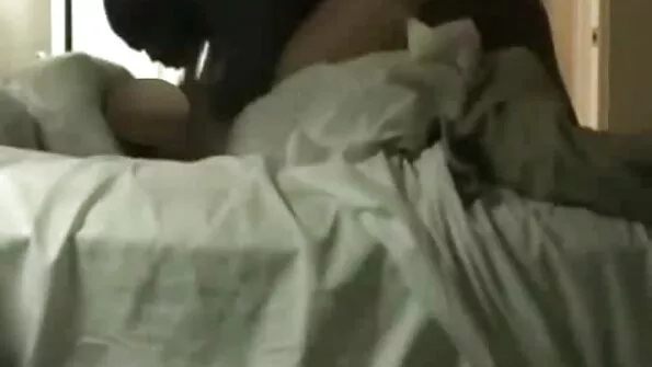 Isa keppib voodis väikest vähihaiget tütart.