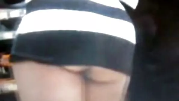 Tütar võttis isalt püksid jalast ja istus kiisu riistale.