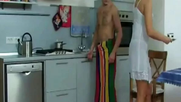 Ta pani õe aluspüksid jalga - nii et olge valmis alandamiseks ja kavalusteks.