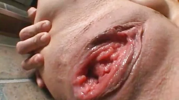 Sel ajal kui ema on duši all, imeb tütar oma armastatud kasuisa riista.