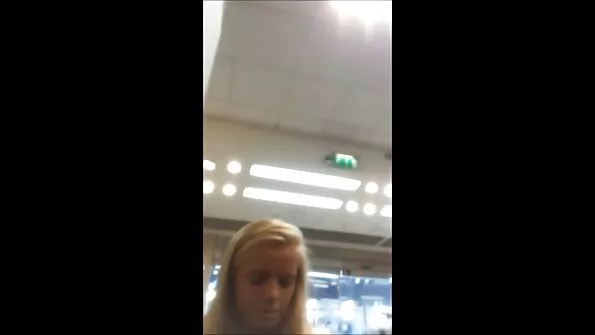 Sugulane, kes vaatab, kuidas vend vanema magamistoas parima sõbra ära ajab.