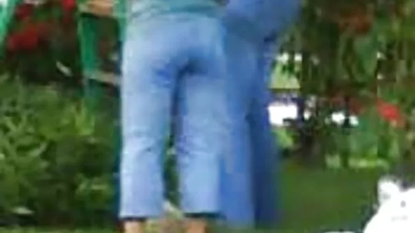 Punajuukseline ema seksis oma pojaga pehmel diivanil.