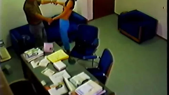 Kaks meest keppivad küpset ema ja tema väikest tütart.