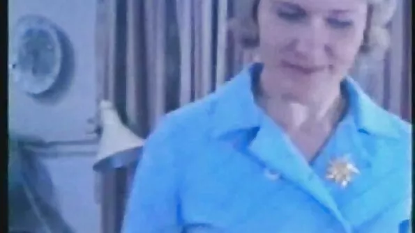 Ema lõbustab oma poega kvaliteetse suhuga.