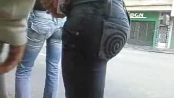 Prillidega blond õde imes oma venna suurt riista ja istus talle.