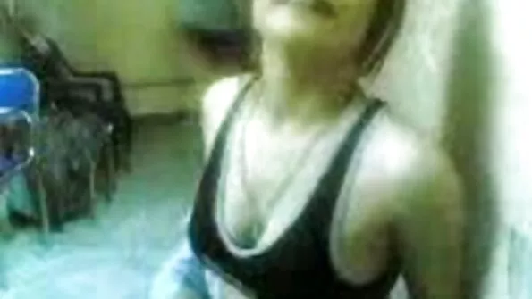 Nägemisprillidega vend ajab kahe õe pussi.