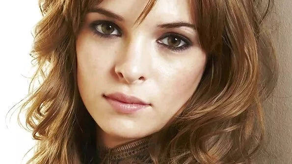 Kiilas vanaisa lakub tütretütre kiisu ja keppib sekslelu.