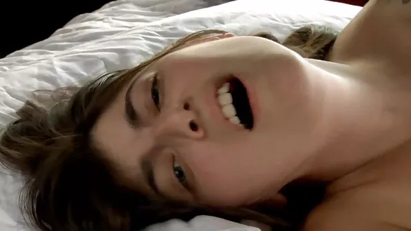 Isa peksab jämedalt suure tagumiku, mis on kinni seotud tütre doggystyle voodis.