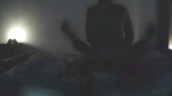 Isa keppib ema ja tütart magamistoas ühes voodis.