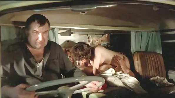 Valge tütar õpib musta isa näitel suuri kukkesid imema.