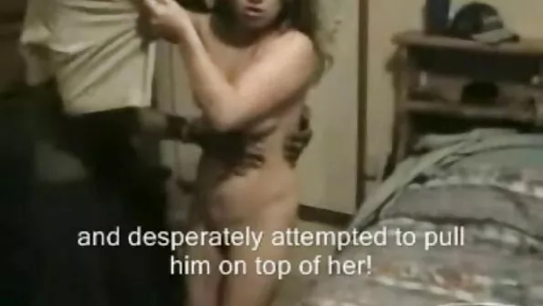 Pojad keppivad küpset emme kiisus ja suus basseini ääres.