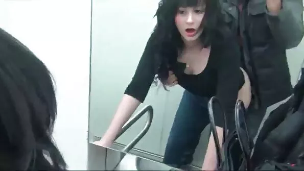 Mustanahaline ema ja tütar on nende isa poolt perekonnaorgias persis.