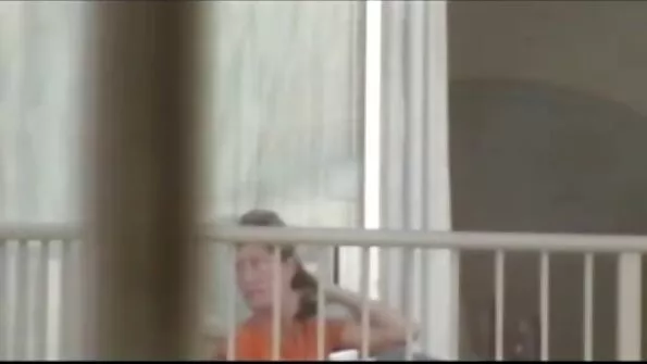 Rõõmsameelne väike õde imeb venna peenist tema magamistoas.