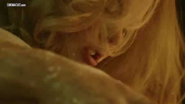 Ema ja tütar jagavad poja peenist värske sperma jaoks.