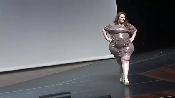 Maskides ema imeb poja riista kuumalt koos cum imendumisega.