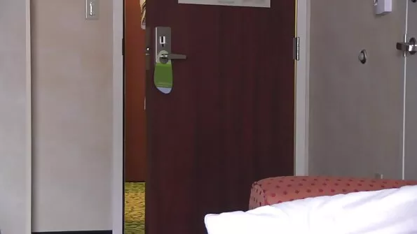 Vana kiilakas isa sai tütre tõmblemisest kinni ja lakkus ta kiisu.