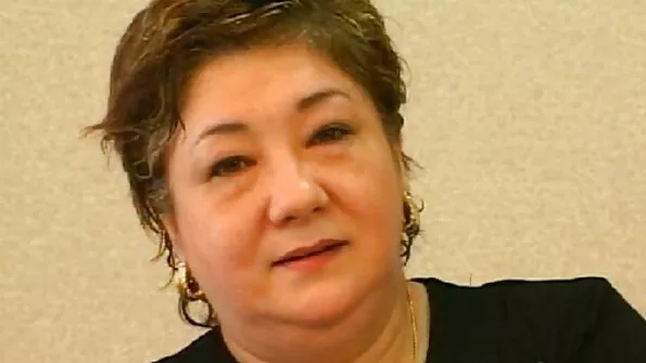 Näljane õde imeb teki all hommikusöögiks värsket cum-i.