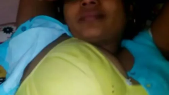 Kaks õde ootavad venda FFM seksiks voodis.