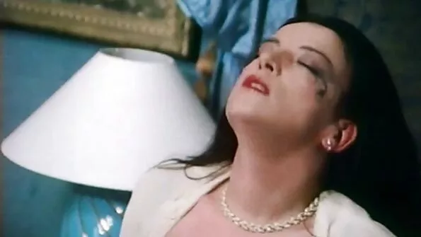 Tütar imes isa suurt varrast ema tööl olles.