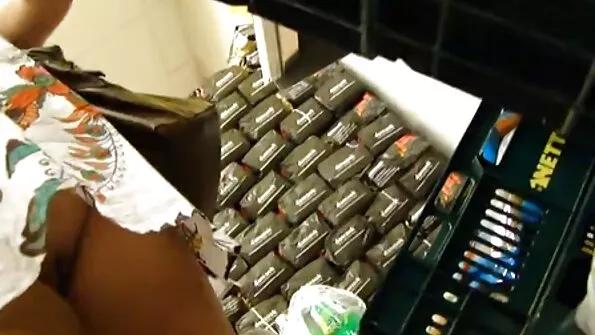 Pervert vend ja õde lakuvad veebikaamera ees.