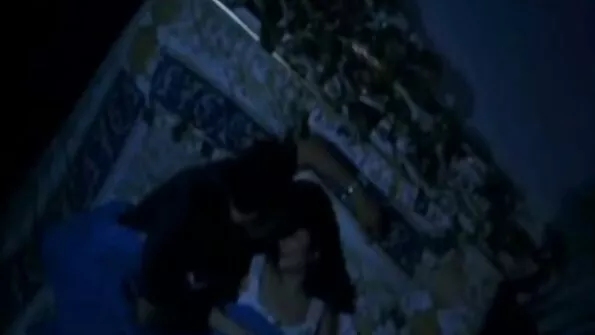 Noor lapselaps imeb ja tõmbleb hallijuukselise vanaisa riistalt pärast piknikku.