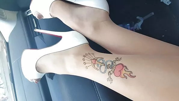 Noor tütar võtab isa suhu ja keppib teda ema puudumisel.