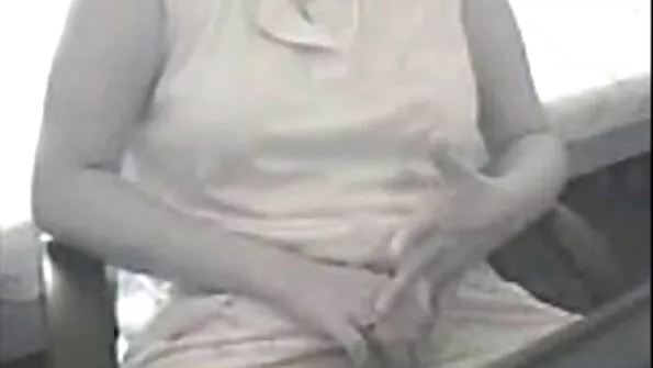 Õde imes venna peenist vene omatehtud intsestipornos.