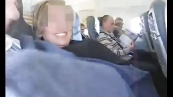 Vend keppis oma õde paljastavalt persse, filmides kõike kaamerasse.