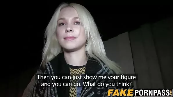 Kaks õde keppivad oma vennaga köögis, teda osavalt võrgutades.