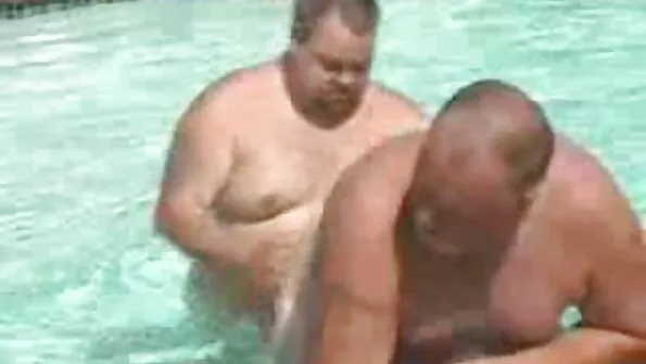 Kasuisa keppib ulaka noore kasutütre vannitoas peegli ees.