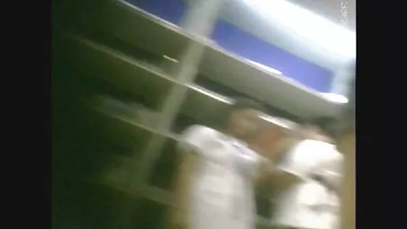 Isa keppib ilusat tütart köögis kõvasti ja viib ta orgasmini.