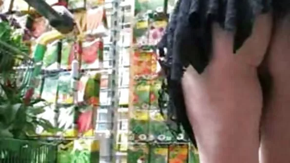 18-aastane poeg lakub maitsvalt oma ema tagumikku ja keppib õde.