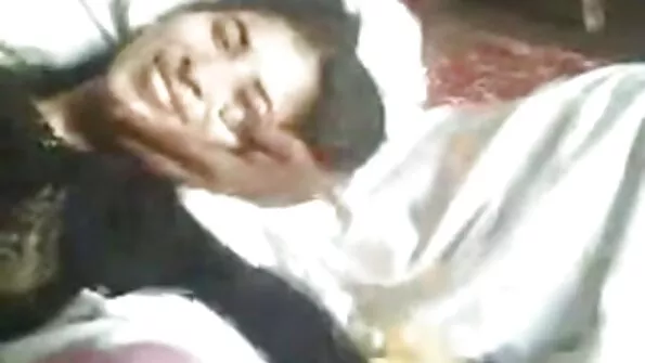 Blond õde seksis oma vennaga diivanil.