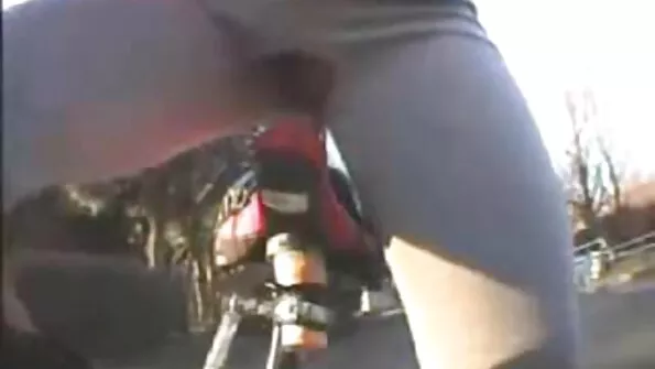 Ema armastab imeda poja riista vannitoas sperma saamiseks.