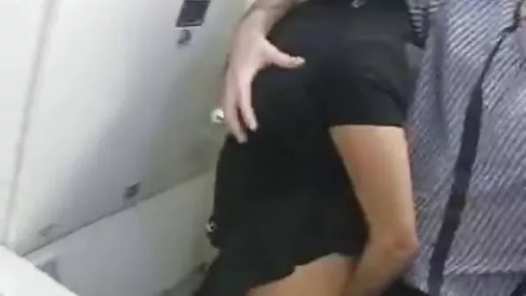 Noor vähihaige tütar lasi isal oma tagumikku puhastada.