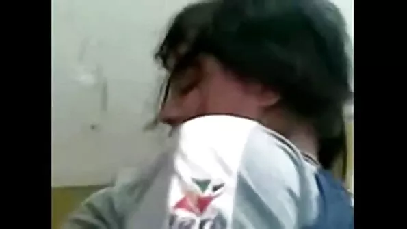 Võttis oma õel juustest kinni ja sundis teda riista imema, et ta oleks vähem perses.