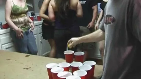 Täiskasvanud lapselaps lakkus vanaema kiisu ja persis teda hästi.