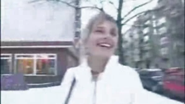 Alasti õde masturbeerib oma venda pika riistaga finaaliga.