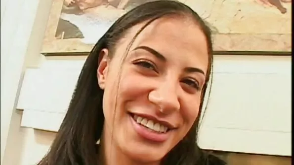 Ilus tütar imeb isa riista ja kepsutab toolil.