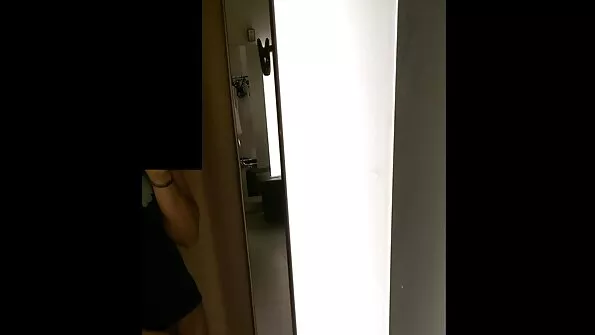 Kaunis naine lämbub oma kasuvenna riistale ja annab selle oma kiisule.