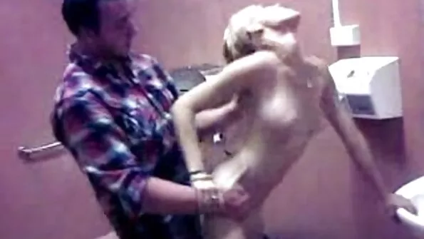 Rinnakas ema õpetab oma tütrele, kuidas kasuvenna seltsis kiisus kepsutada.