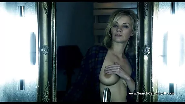 Vana ema masturbeerib oma kiisu, kujutades ette seksist omaenda pojaga.