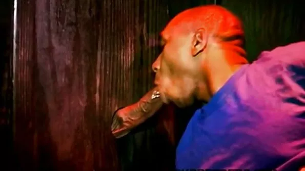 Lokkis juustega võimlejast tütar saltob voodis isaga.