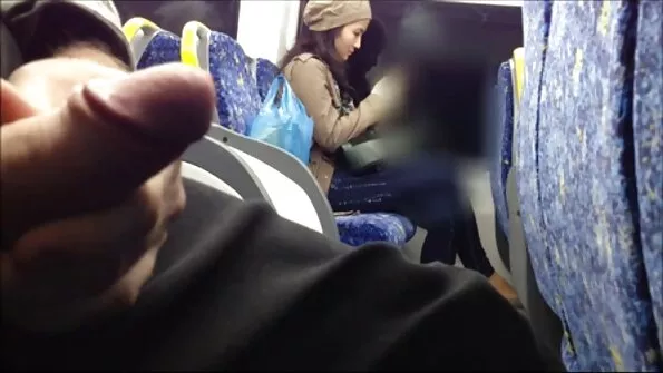 Prillidega seksikas ema imes duši all ja lasi end persse ajada.