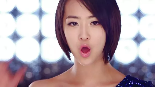 Kiisu rindadega õde andis end oma vennale, püüdes teda tõmblemas.