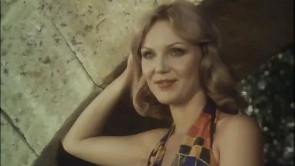 Vana õpetaja keppib noort õpilast valgel laual.